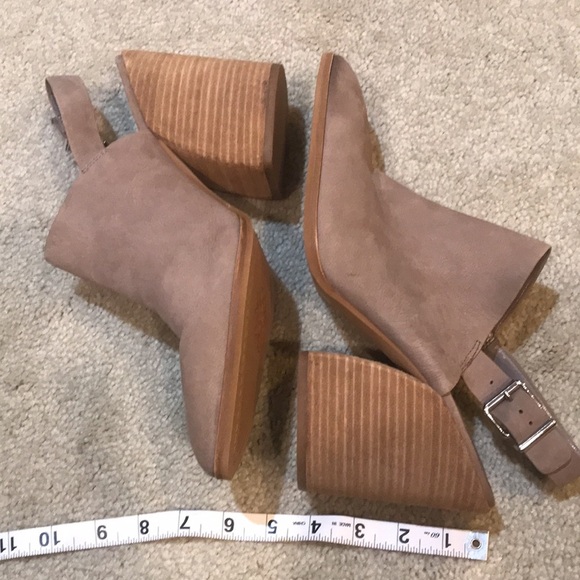 Vince Camuto Closed Toe Leather Upper Buckle Strap Block Heel Mule Sandal-11 - Picture 9 of 9